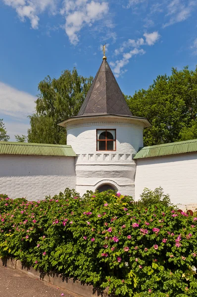 Башня Свято-Борисоглебского монастыря в Дмитрове, Россия — стоковое фото
