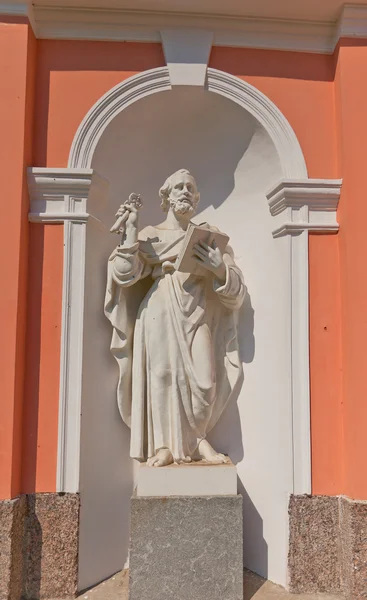 Estatua de San Pedro de la Cruz Exaltación catedral en San Petersburgo —  Fotos de Stock