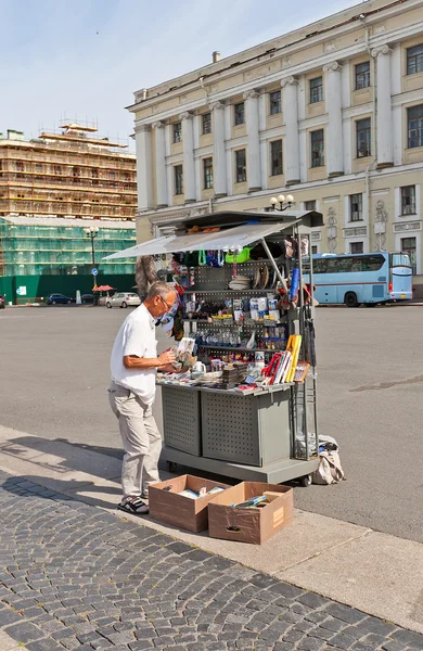 Дистрибьютор сувениров на Дворцовой площади в Санкт-Петербурге, Россия — стоковое фото