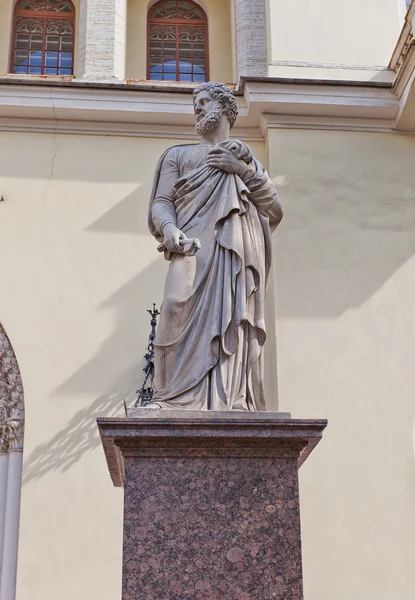 St Peter statue of St Peter Lutheran Church (1838) in St Petersb — Stock Photo, Image