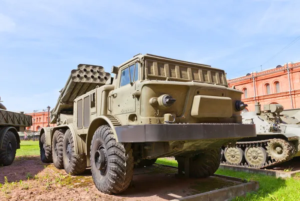 Sistema de lançamento de foguetes autopropulsionado soviético BM-27 Uragan — Fotografia de Stock