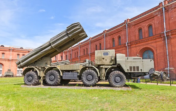 Sovjetiska tunga rocket launcher system 9a52 smerch — Stockfoto