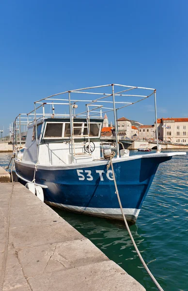 Рыбацкая лодка на набережной Трогира, Хорватия — стоковое фото