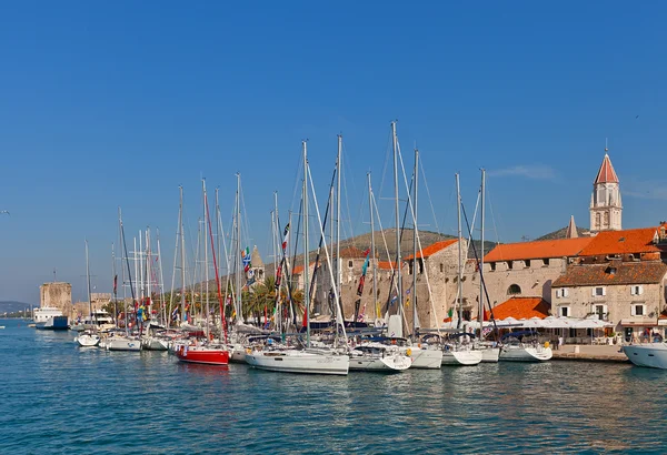 Yachts au bord de l'eau de Trogir, Croatie — Photo