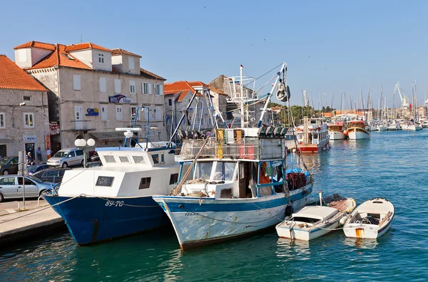 Barche da pesca sul lungomare di Trogir, Croazia — Foto Stock