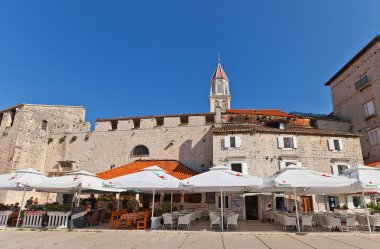 küçük lodge ve duvarlar Trogir, Hırvatistan