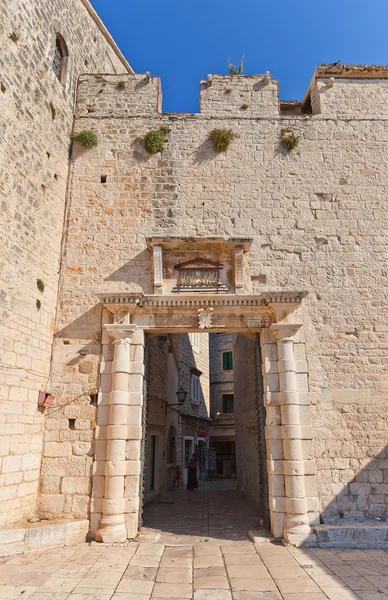 Puerta sur (XV c.). Trogir, Croacia. Sitio UNESCO — Foto de Stock