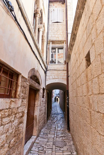 Narrow medieval street in Trogir, Croatia — Stock Photo, Image