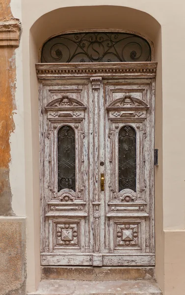 Παλιά ξύλινη πόρτα διακοσμημένα στο Ζάγκρεμπ, Κροατία — Φωτογραφία Αρχείου