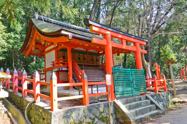 Małe sanktuarium w wielki Przybytek kasuga. Nara, Japonia — Zdjęcie stockowe