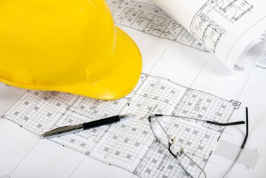 ev planları üzerinde çalışıyor