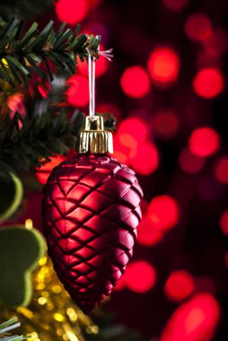 Ağaçta asılı Noel süsü