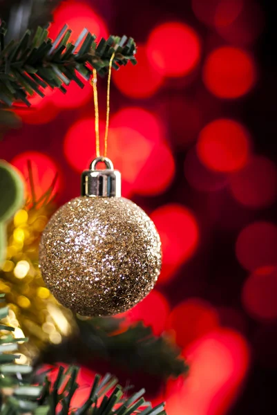 Різдвяні прикраси висять на дереві — стокове фото