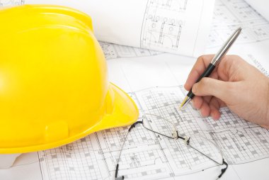 ev planları üzerinde çalışıyor
