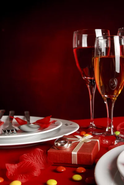 ロマンチックな夕食のテーブルとの結婚指輪 — ストック写真