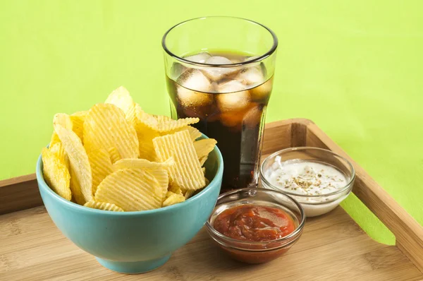 Batatas fritas e coque — Fotografia de Stock