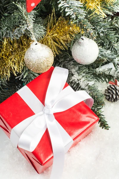 Árbol de Navidad y cajas de regalo — Foto de Stock