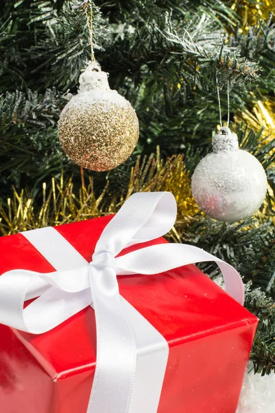 クリスマスツリーとギフトボックス — ストック写真