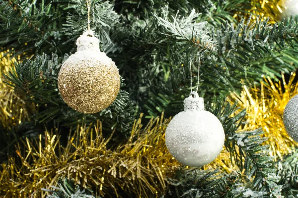 Árbol de Navidad y bolas de Navidad — Foto de Stock