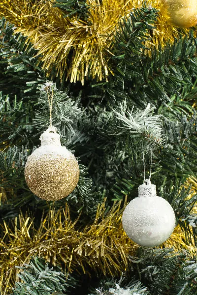 Árbol de Navidad y bolas de Navidad — Foto de Stock