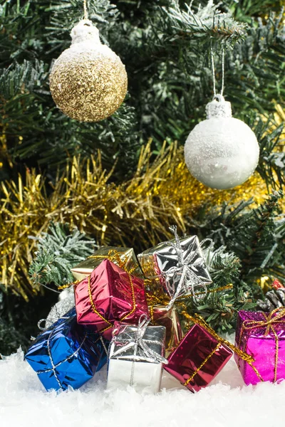 Árbol de Navidad y cajas de regalo — Foto de Stock