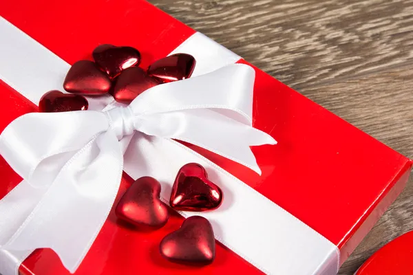 Giftbox e corações vermelhos — Fotografia de Stock