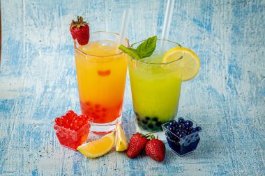 Mavi taş zemin üzerinde balonlu çay ile limonata