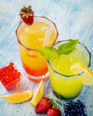 Mavi taş zemin üzerinde balonlu çay ile limonata