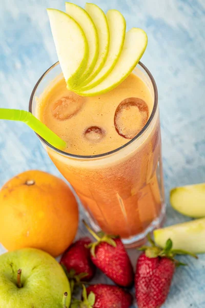 Energizing Refreshing Apple Strawberry Orange Mix Juice Blue Stone Background — Stock Photo, Image