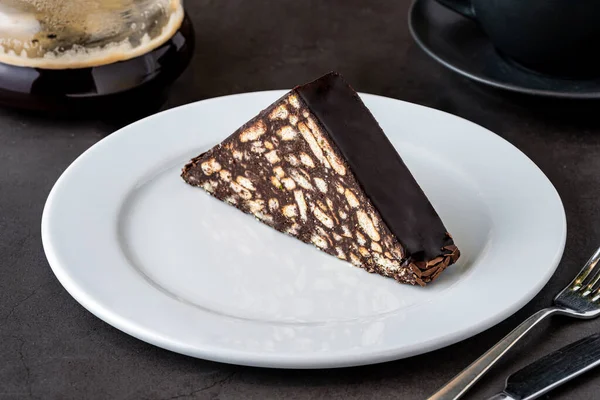 Siyah Taş Bir Masanın Üzerinde Çikolatalı Bisküvili Mozaik Pasta — Stok fotoğraf