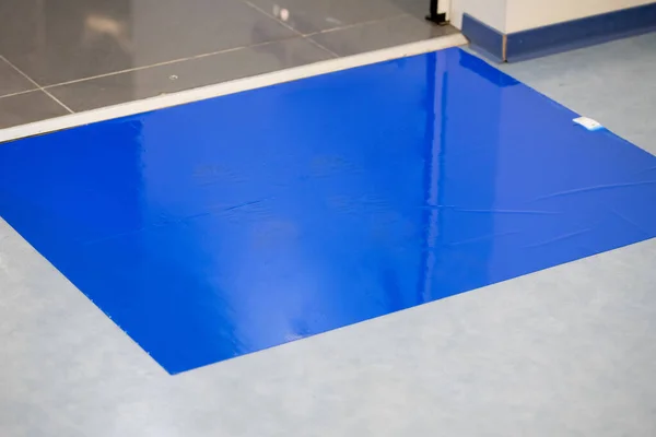 Μπλε Αυτοκόλλητα Στρώματα Για Απολύμανση Στην Είσοδο Του Νοσοκομείου — Φωτογραφία Αρχείου