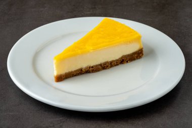 Siyah taş masada nefis limonlu cheesecake.