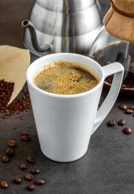 Bir fincan kahve ve üçüncü nesil kahve takımlarını taş zemine döker.