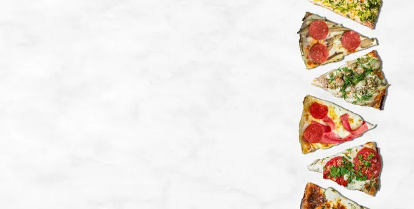 Различные Виды Пиццы Выстроились Ряд Белом Мраморе Пицца Фон — стоковое фото