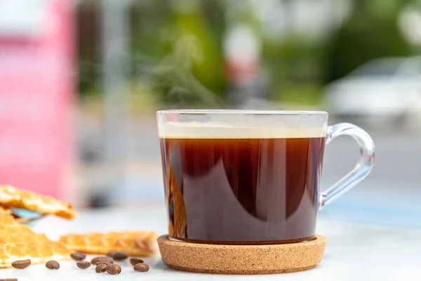 Mermer Masanın Üzerinde Cam Kahve Fincanındaki Taze Americano Kahvesi — Stok fotoğraf