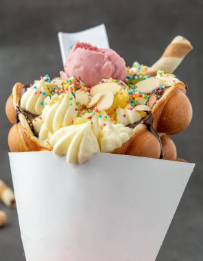 Dondurma, meyve, çikolata sosu ve renkli şekerli Hong Kong ya da balonlu waffle