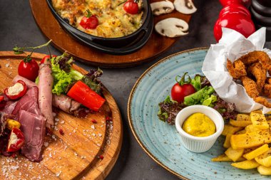 Antipasti, tavuk fileto ve güveç mantarı.