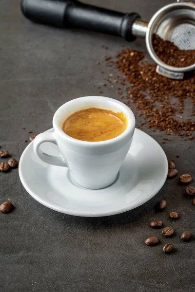 濃い背景にコーヒー豆とフレッシュエスプレッソコーヒー — ストック写真
