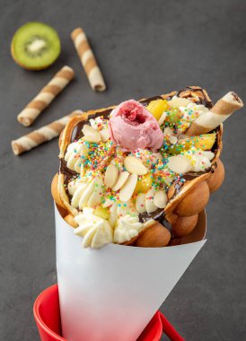 Dondurma, meyve, çikolata sosu ve renkli şekerli Hong Kong ya da balonlu waffle