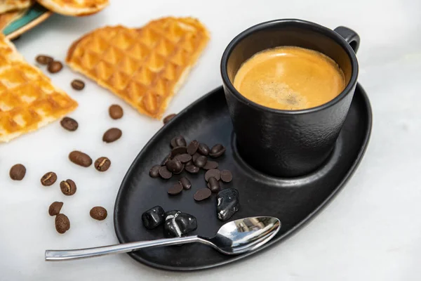 Kopi Espresso Segar Dengan Biji Kopi Dengan Latar Belakang Marmer — Stok Foto