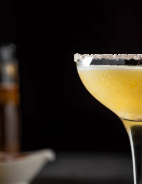 Cocktail Lusso Con Limone Tequila Sfondo Pietra Scura — Foto Stock