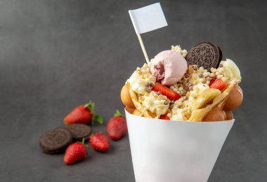 Dondurma, meyve, çikolata sosu ve renkli şekerli Hong Kong ya da balonlu waffle