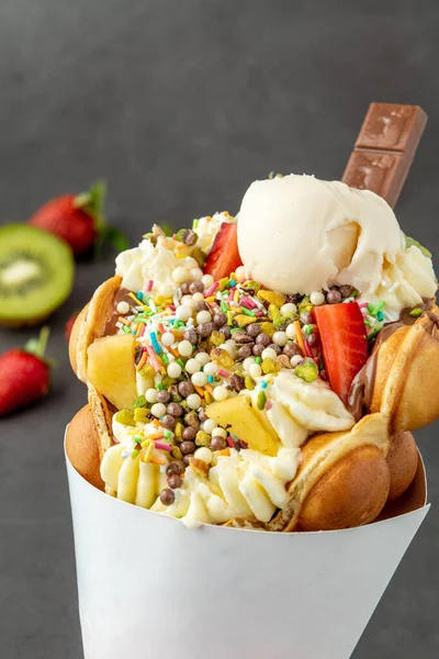 Dondurma, meyve, çikolata sosu ve renkli şekerli Hong Kong ya da balonlu waffle