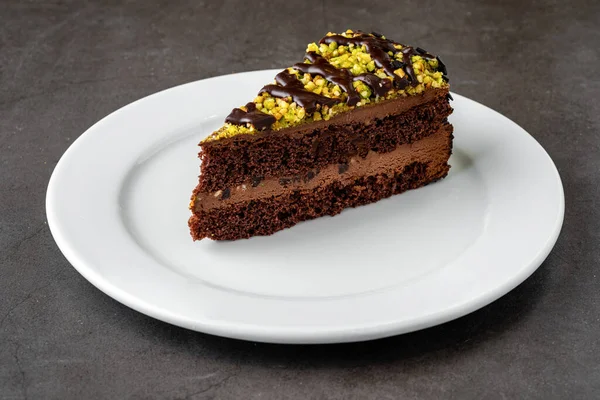 Lezzetli Çikolata Şam Fıstıklı Kek Koyu Taş Masada — Stok fotoğraf