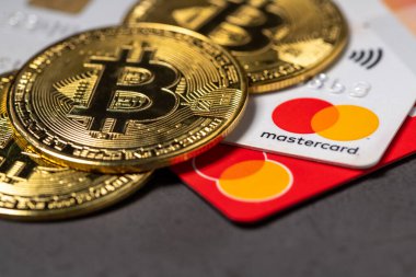 Antalya, Türkiye - 1 Kasım 2021: Bitcoin kripto para birimi MasterCard kredi kartının üzerinde duruyor.