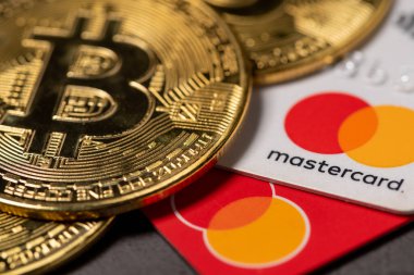 Antalya, Türkiye - 1 Kasım 2021: Bitcoin kripto para birimi MasterCard kredi kartının üzerinde duruyor.