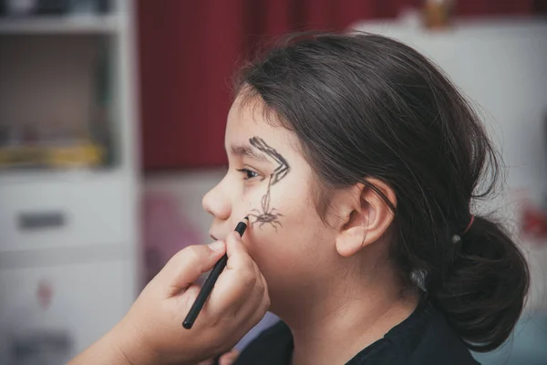 Mother Putting Makeup Her Daughter Halloween Celebrations — Stock Photo, Image