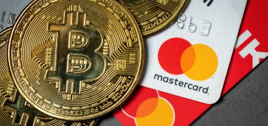Antalya, Türkiye - 1 Kasım 2021: Bitcoin kripto para birimi MasterCard kredi kartının üzerinde duruyor.
