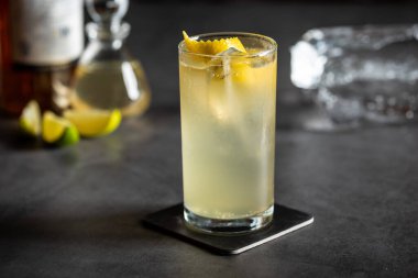 Siyah taş arka planda lüks kokteyl ve kokteyl karıştırıcısı.