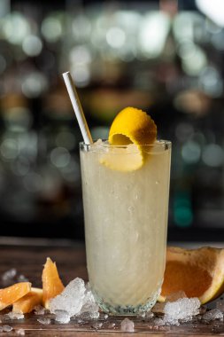 Siyah taş arka planda lüks kokteyl ve kokteyl karıştırıcısı.